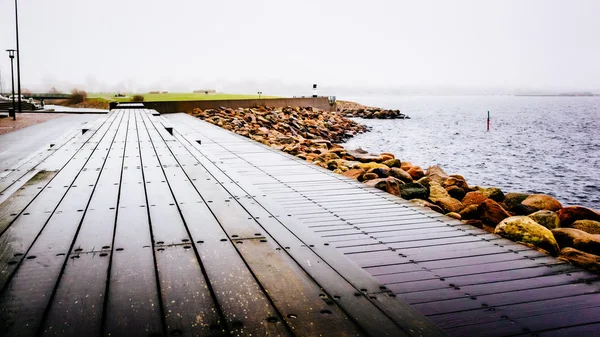 Quais en bois au bord de la mer à Malmo en Suède par une journée nuageuse — Photo
