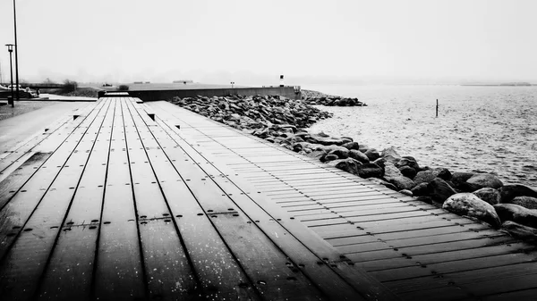 Malmo İsveç'te deniz bulutlu bir günde ahşap iskele — Stok fotoğraf