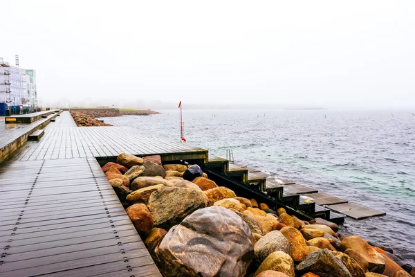 Quais en bois au bord de la mer à Malmo en Suède par une journée nuageuse — Photo