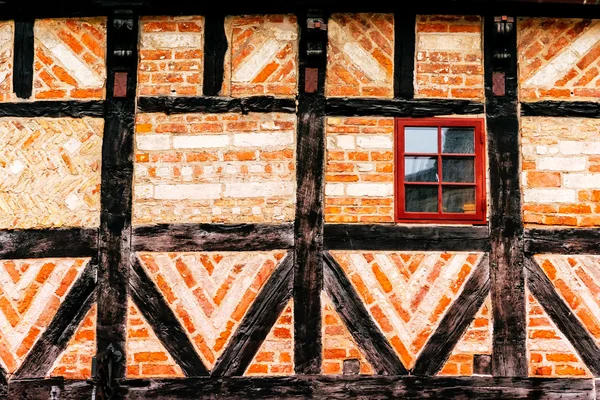 Detail van de gevel van de oude huis gemaakt van hout en bakstenen in de historische wijk van Malmoe in Zweden — Stockfoto