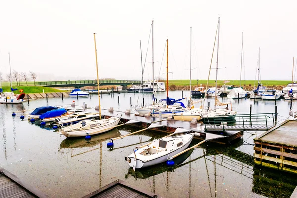 Bulutlu bir günde Malmo İsveç'te Malmö, İsveç - 31 Aralık 2014:Marina ile küçük tekne demirlemiş. — Stok fotoğraf