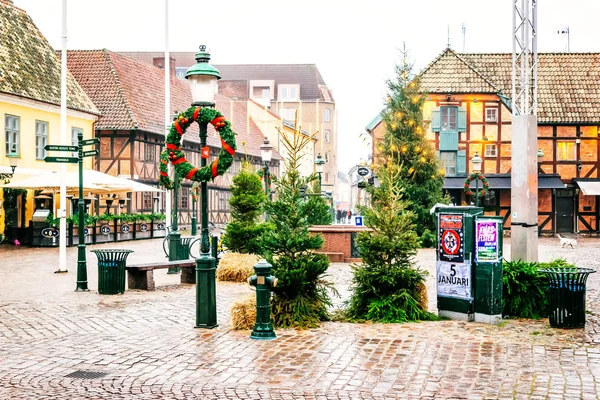 マルメ, スウェーデン - 2014 年 12 月 31 日: 路地やクリスマスとホリデー シーズンのスウェーデン、マルメ市の建築物. — ストック写真