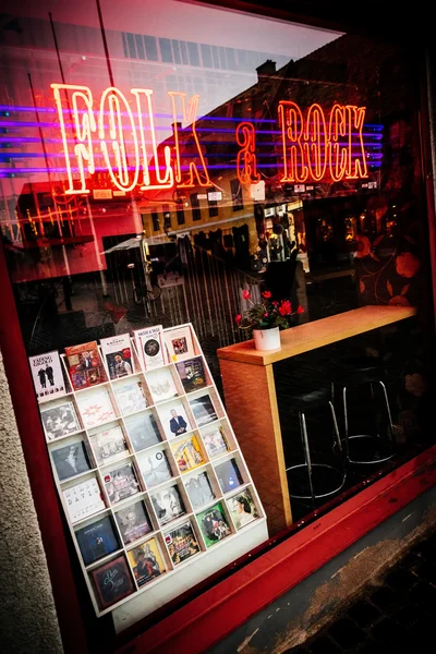 MALMO, SUECIA - 31 DE DICIEMBRE DE 2014: Escaparate iluminado de neón de la tienda de música con rock y música folk en Malmo, Suecia . — Foto de Stock