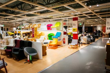 Malmo, İsveç'te ürünleri geniş bir yelpazesi ile büyük IKEA mağazası iç. IKEA 1943 yılında İsveç'te kuruldu, Ikea dünyanın en büyük mobilya perakendeci olduğunu.