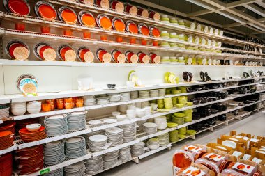 Malmo, İsveç'te ürünleri geniş bir yelpazesi ile büyük IKEA mağazası iç. IKEA 1943 yılında İsveç'te kuruldu, Ikea dünyanın en büyük mobilya perakendeci olduğunu.