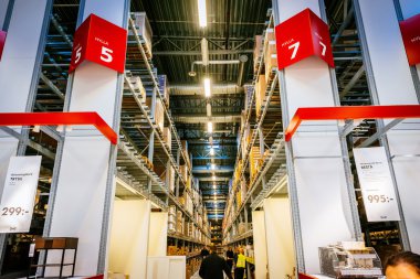 Malmo, İsveç'te ürünleri geniş bir yelpazesi ile büyük IKEA depo iç. IKEA 1943 yılında İsveç'te kuruldu, Ikea dünyanın en büyük mobilya perakendeci olduğunu.
