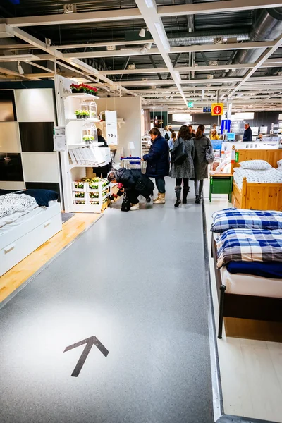 Interior de una gran tienda IKEA con una amplia gama de productos en Malmo, Suecia. Instrucciones de dirección. Ikea fue fundada en Suecia en 1943, Ikea es el minorista de muebles más grande del mundo . — Foto de Stock
