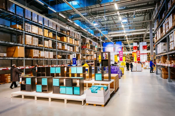 Interior gudang IKEA besar dengan berbagai produk di Malmo, Swedia. Ikea didirikan di Swedia pada tahun 1943, Ikea adalah peritel furnitur terbesar di dunia . — Stok Foto