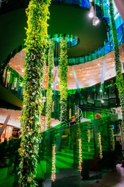 Malmö, İsveç - 2 Ocak 2015: Emporia, modern alışveriş merkezi, birçok kişi tarafından Malmo, İsveç'te Noel sezonunda ziyaret.