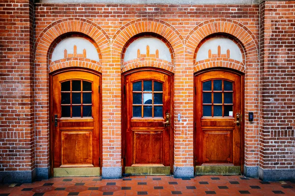 古いヴィンテージの木製のドア、コペンハーゲン、デンマークの鉄道駅でレンガの壁 — ストック写真