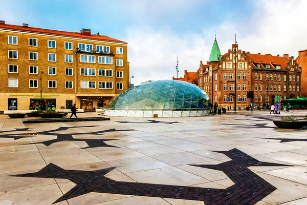 MALMO, SUECIA - 3 DE ENERO DE 2015: Una de las plazas de la ciudad con entrada de cristal a la estación de metro en Malmo, Suecia . —  Fotos de Stock