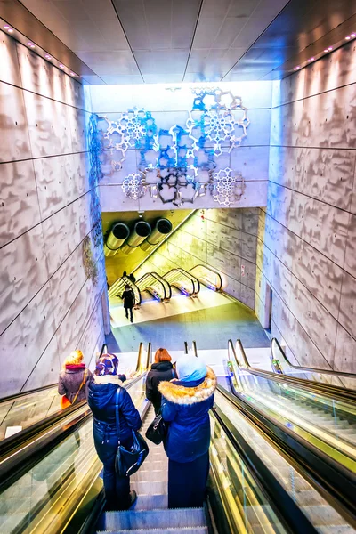 MALMO, SUECIA - 3 DE ENERO DE 2015: Las personas que bajan en escaleras mecánicas a la estación de metro en Malmo, Suecia . — Foto de Stock