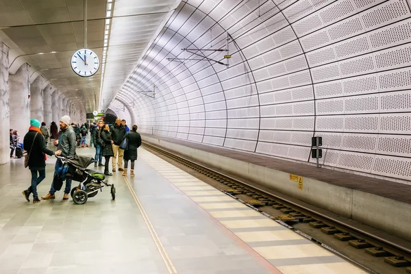 人们等待在地铁车站在马尔默，瑞典马尔默，瑞典-2015 年 1 月 3 日:. — 图库照片