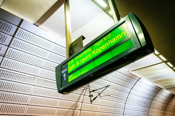 MALMO, SVEZIA - 3 GENNAIO 2015: Visualizza la notifica su un treno per Copenaghen alla stazione della metropolitana di Malmo, Svezia . — Foto Stock