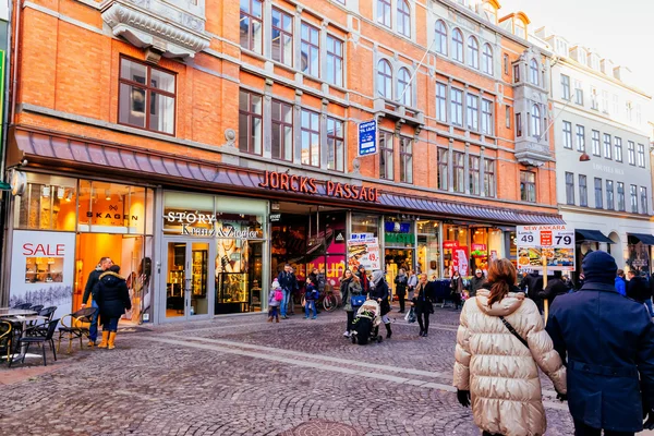 斯托耶是行人，汽车免费购物区在丹麦哥本哈根举行。中心镇的著名旅游景点是在 1.1 公里在欧洲最长步行购物街之一 — 图库照片