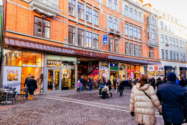 Stroget adalah daerah perbelanjaan bebas mobil di Kopenhagen, Denmark. Daya tarik wisata populer di pusat kota adalah salah satu jalan perbelanjaan pejalan kaki terpanjang di Eropa dengan jarak 1,1 km — Stok Foto