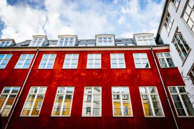 Tipik renkli evler ve Bina dış Copenhagen eski şehirde kapat windows ve Ayrıntılar
