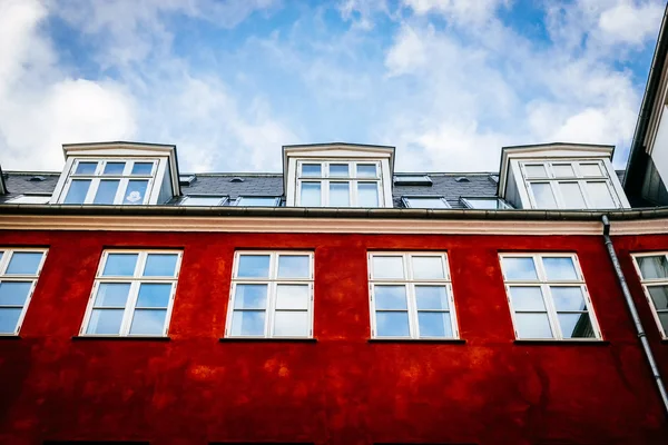 Typische bunte Häuser und Gebäude außen in Kopenhagens Altstadt, Nahaufnahme von Fenstern und Details — Stockfoto