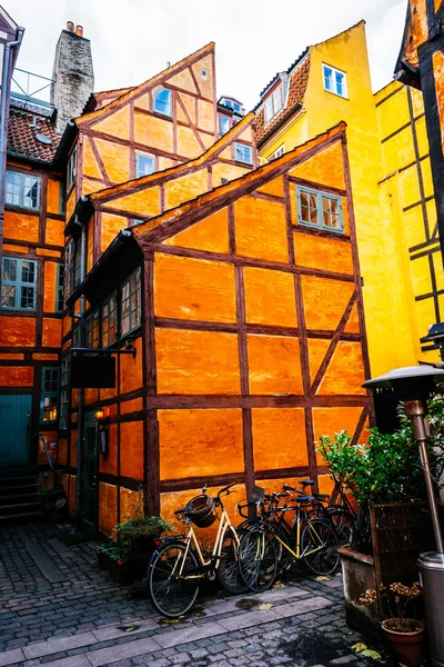 古いビンテージ レトロなカラフルな家でコペンハーゲンの町の古い部分の — ストック写真