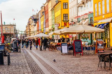 Nyhavn bölgesi tipik renkli evleri ve su kanalları ile Kopenhag en ünlü yerlerinden biridir
