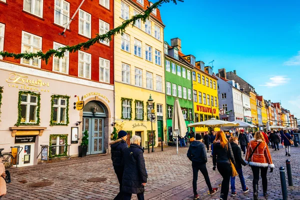 Nyhavn distrito es uno de los lugares más famosos de Copenhague con casas típicas de colores y canales de agua —  Fotos de Stock