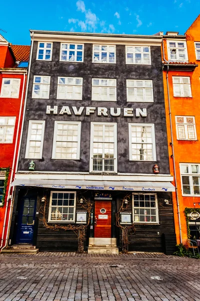 Nyhavn district est l'un des monuments les plus célèbres de Copenhague avec des maisons colorées typiques et des canaux d'eau — Photo