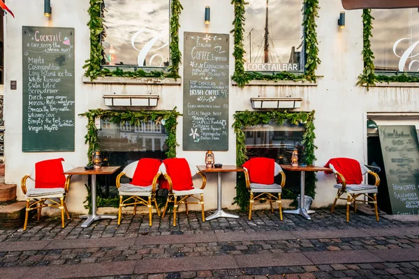 Vintage old fashioned cafe chairs with table in Copenhagen, Denmark — Stock Photo, Image