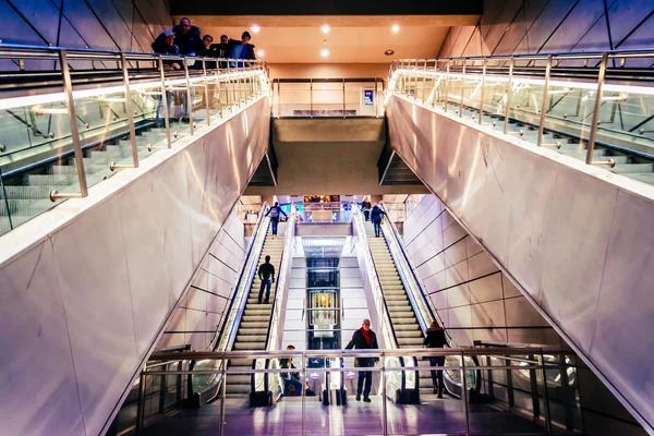 Her gün insanlar tren istasyonuna gitmek Kopenhag, Danimarka, yürüyen merdiven kullanın — Stok fotoğraf