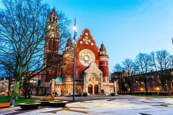 Johanneskyrkan på natten. St. John's Church är kyrka ligger i Innerstaden i Malmö, Sverige. Det ritades av Axel Anderberg och byggdes 1903-1907. — Stockfoto