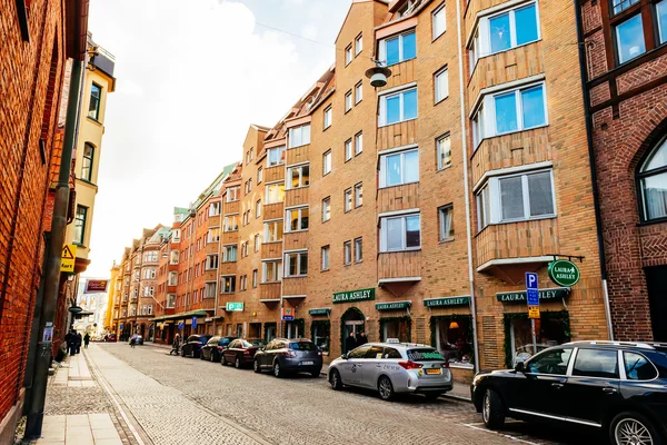 Rue avec vieilles belles maisons colorées dans le centre historique de Malmo, Suède — Photo