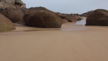 Ploumanach, Brittany, Fransa 'nın pembe granit sahillerinde muhteşem pembe parlak kaya oluşumlarıyla yürüyün.
