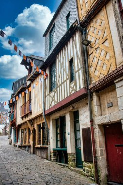 Erken bir sabah yürüyüşü Ortaçağ 'ın eski kasabası Vitre' de muhteşem bir mimariyle