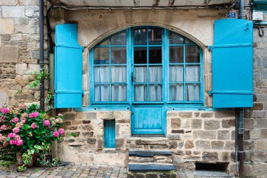 Erken bir sabah yürüyüşü Ortaçağ 'ın eski kasabası Vitre' de muhteşem bir mimariyle