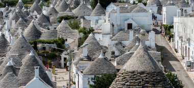 Trulli, Alberobello kasabasında yaşıyor. Trullo, konik çatısı olan geleneksel bir Apulian kuru taş kulübesi..