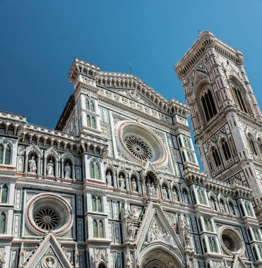 Floransa, İtalya - 12.08.2017: Santa Maria del Fiore Katedrali (Çiçek Aziz Mary Bazilikası). Ana cephede kuleyle görüntüle.