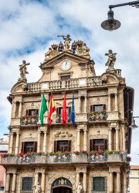 Pamplona, İspanya 'daki Townhall cephesi. Binanın ön cephesi 18. yüzyıldan beri korunuyor.