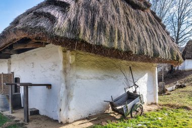 Burgenland Heiligenbrunn 'da bir şarap pres evinin çatısında. Bu şarap mahzeni sokağı Burgenland ve Avusturya 'daki en güzel Kellergasse' lerden biridir. 13.02.2021