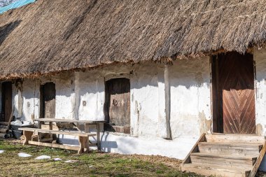 Burgenland Heiligenbrunn 'da bir şarap pres evinin çatısında. Bu şarap mahzeni sokağı Burgenland ve Avusturya 'daki en güzel Kellergasse' lerden biridir. 13.02.2021