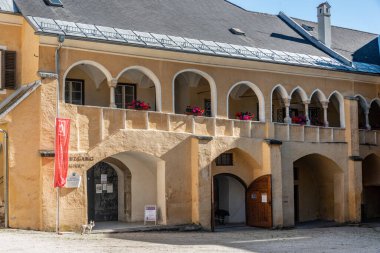 Stift Millstatt . 1070 yılında Millstatt Benedictine manastırı kuruldu ve ilgili kolej kilisesi Romanesk tarzında inşa edildi. 30.09.2020