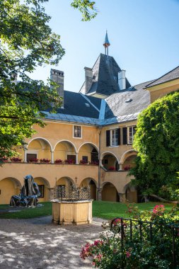 Stift Millstatt . 1070 yılında Millstatt Benedictine manastırı kuruldu ve ilgili kolej kilisesi Romanesk tarzında inşa edildi. 30.09.2020