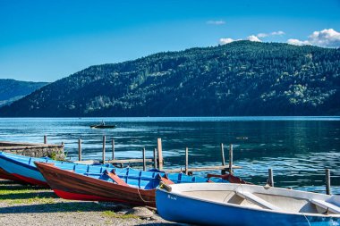 Millstttersee 'de Idyllic Autum View (Millstatt Gölü)
