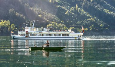 Millstttersee 'de Idyllic Autum View (Millstatt Gölü)