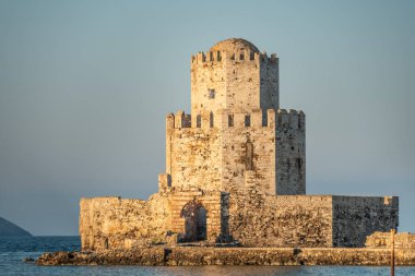 Yunanistan, Mora, Methni, Akdeniz, İyon denizi, Peloponnese, Messenia, Methoni Kalesi 'nden Bourtzi adasına giden Taş Köprü