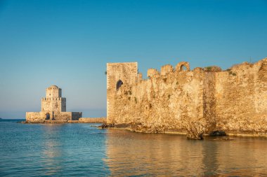 Yunanistan, Mora, Methni, Akdeniz, İyon denizi, Peloponnese, Messenia, Methoni Kalesi 'nden Bourtzi adasına giden Taş Köprü