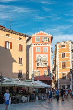 Rovinj 'in merkezinde eski, renkli, pejmürde evler, kepenkli pencerelere yakın çekim. Rovinj, Hırvatistan