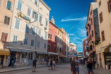 Rovinj 'in merkezinde eski, renkli, pejmürde evler, kepenkli pencerelere yakın çekim. Rovinj, Hırvatistan