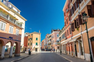 Rovinj 'in merkezinde eski, renkli, pejmürde evler, kepenkli pencerelere yakın çekim. Rovinj, Hırvatistan