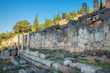 Yunanistan 'ın Delphi kentindeki Atinalıların Stoasındaki Çokgen Duvar ve Sütunlar 11.08.2019