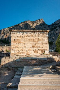 Delphi 'deki Atinalı Hazine (Yunanca:), Atinalılar tarafından şehirleri ve vatandaşları tarafından Apollo, Delphi Greek 11,08.2019 tapınağına adanmıştır.