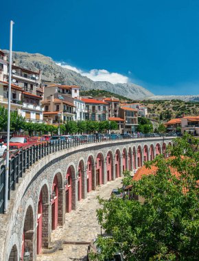Yunanistan 'ın Viotia kentindeki Parnassos Dağı eteğindeki Arachova dağ kasabasındaki kaldırımlı sokak ve taş evler, 11.08.2019
